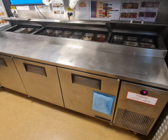 Masa rece cu 3 usi, cu roti si spatiu pentru GN-uri: